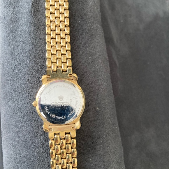 Croton ladies goldtone quartz watch - Picture 4 of 5